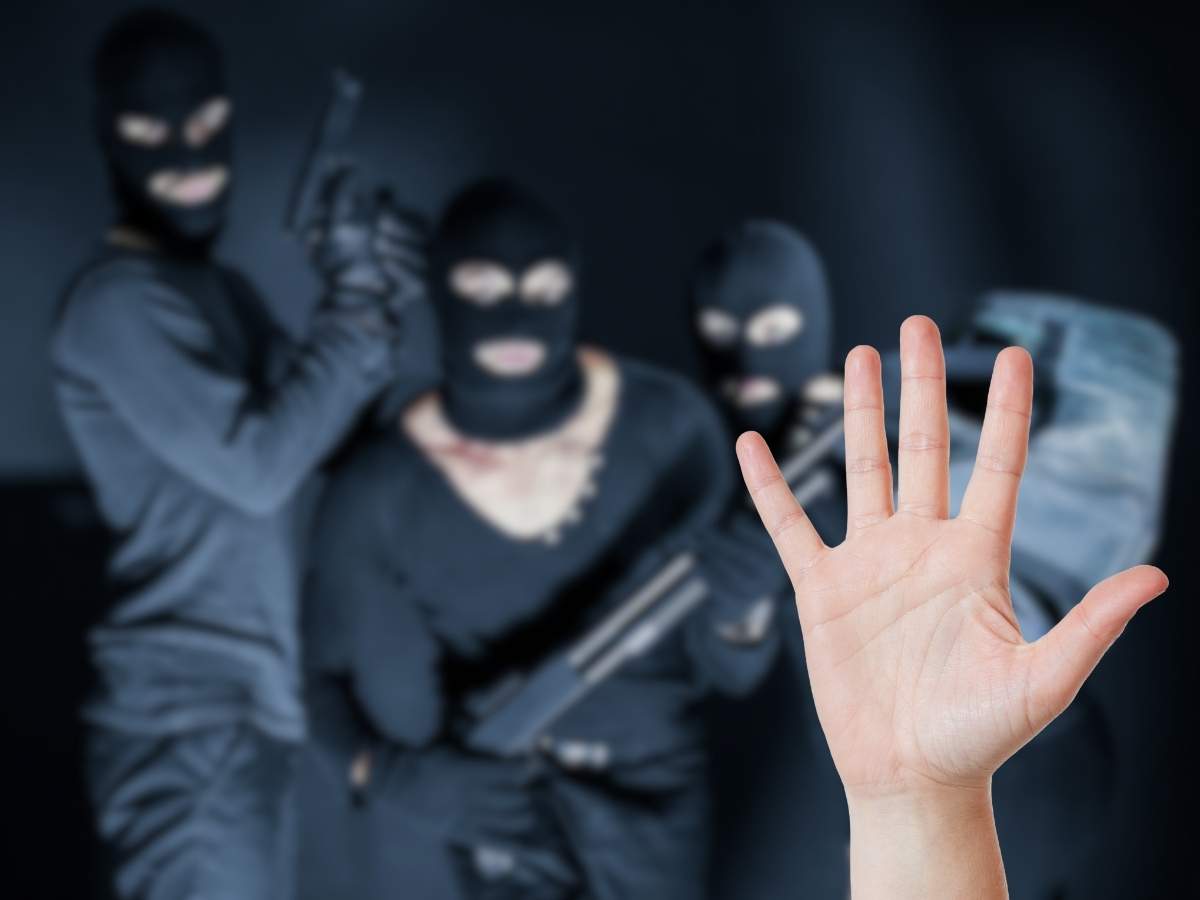 ladri sullo sfondo mano che indica un alt