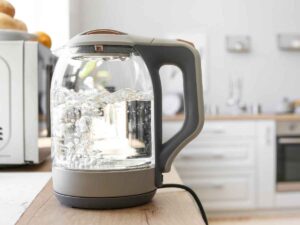bollitore in vetro trasparente in funzione