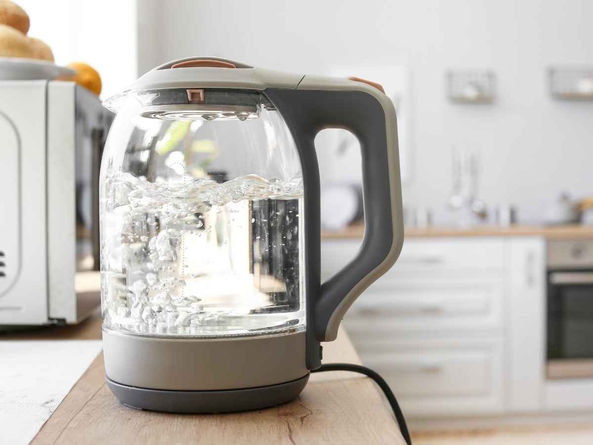 bollitore in vetro trasparente in funzione
