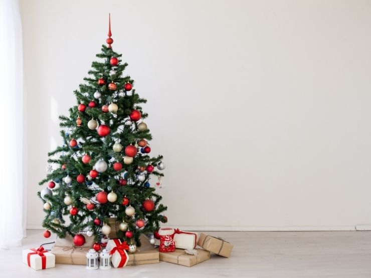 albero di natale artificiale allestito