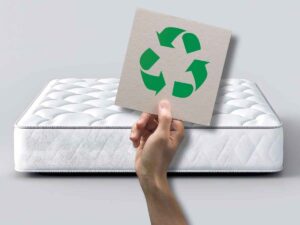 materasso sfondo e simbolo riciclo in primo piano