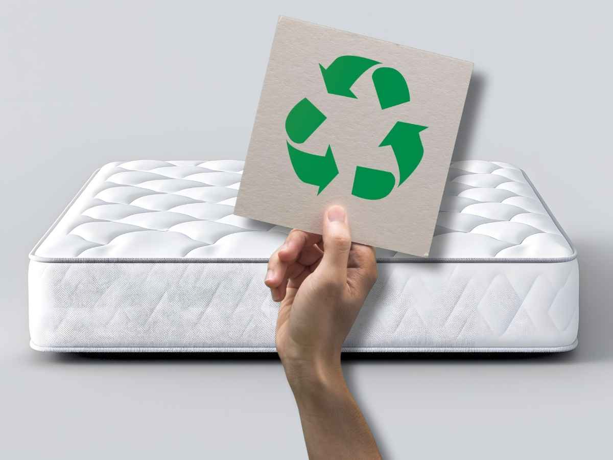 materasso sfondo e simbolo riciclo in primo piano