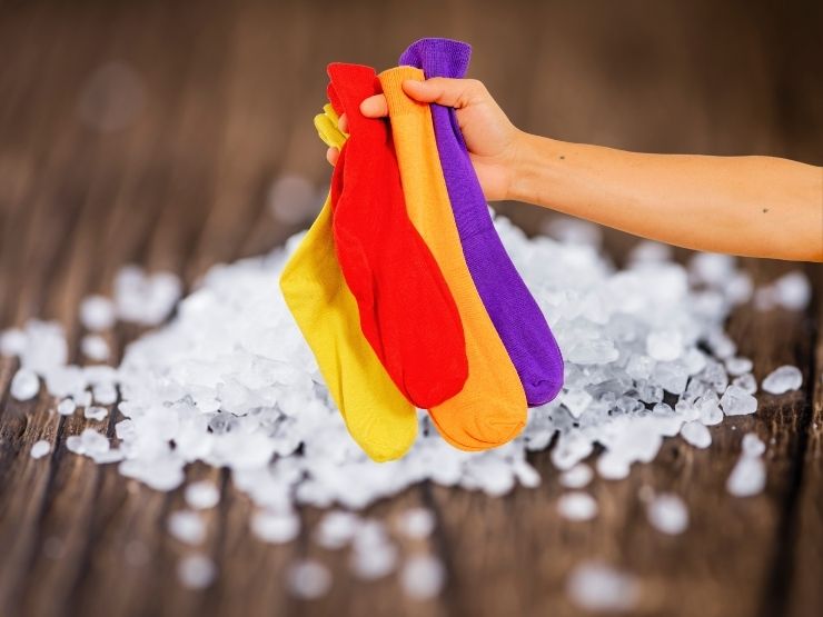 sfondo sale grosso e calzini in primo piano