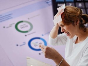 sfondo bollette e in primo piano donna preoccupata