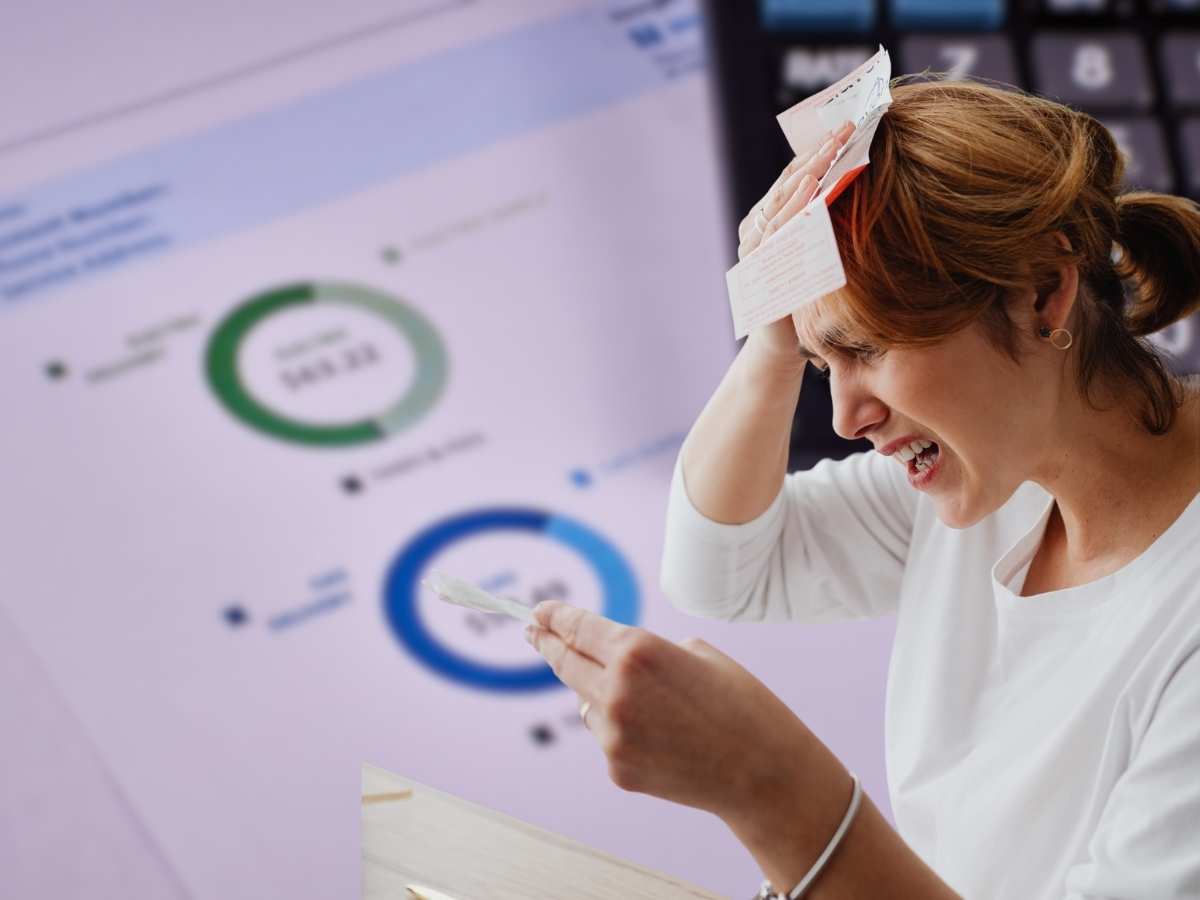 sfondo bollette e in primo piano donna preoccupata