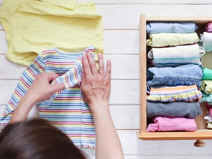 donna che piega vestiti