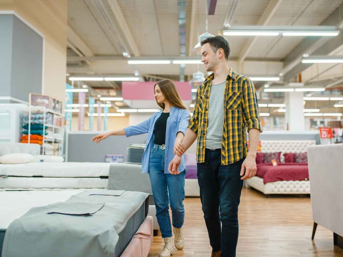 coppia che valuta acquisto divano in negozio