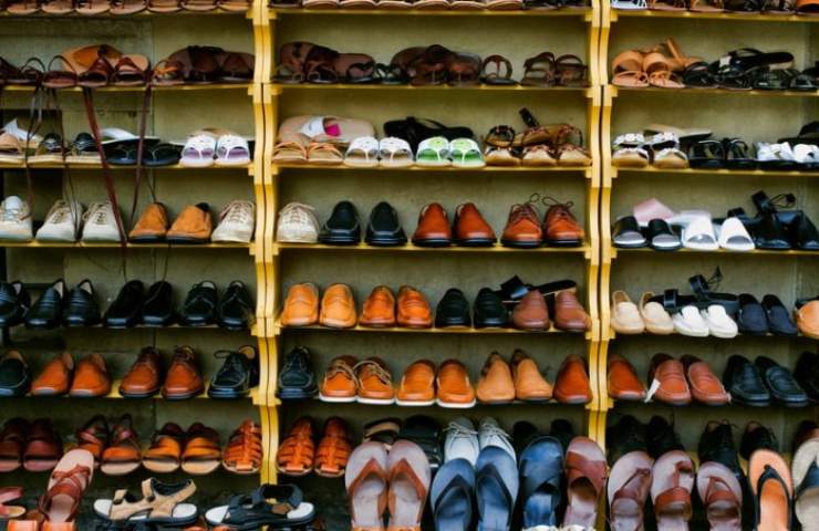 scarpiera con moltissime scarpe 