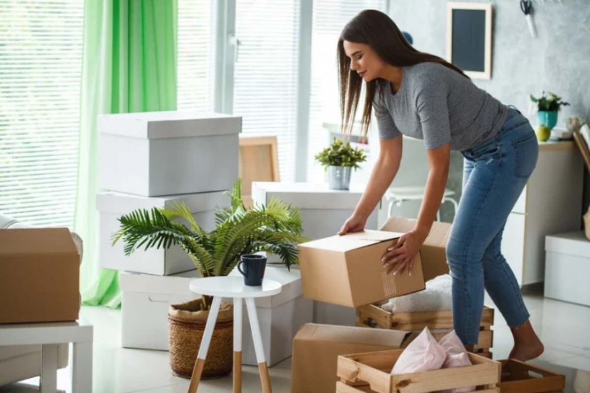 Donna sistema degli scatoloni