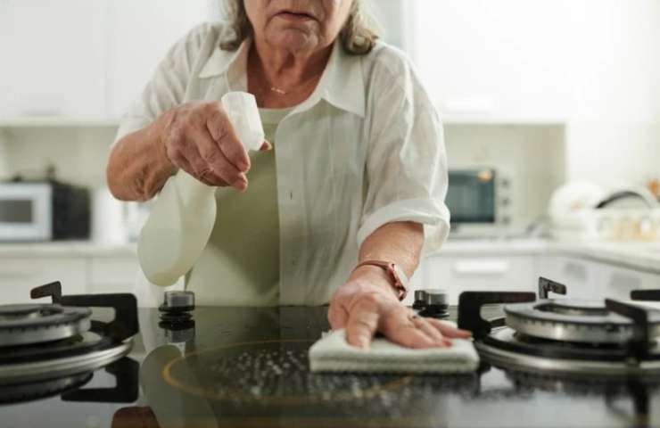 Donna pulisce i fornelli