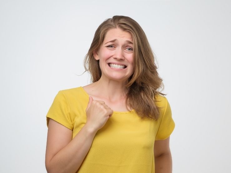 donna con espressione di chi ha commesso un errore