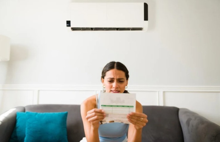 donna osserva una bolletta errata