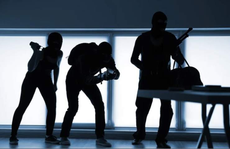 Ladri si apprestano ad entrare in una abitazione