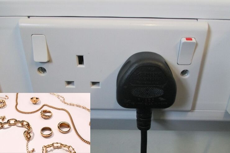 gioielli e presa elettrica