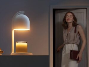 donna che entra in casa, primo piano scaldacandela smart