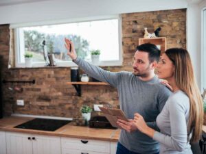 coppia che riflette su come riprogettare casa
