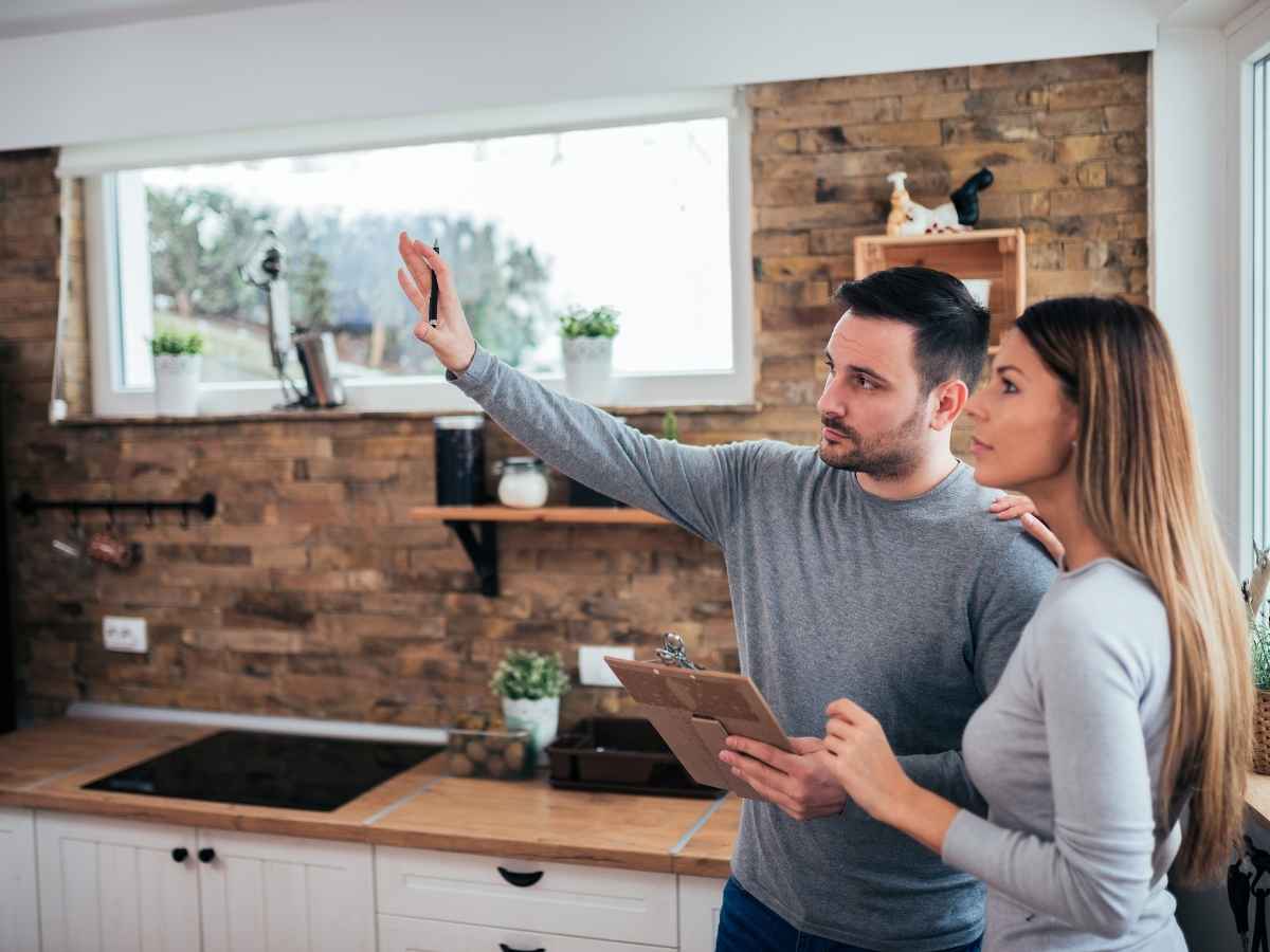 coppia che riflette su come riprogettare casa