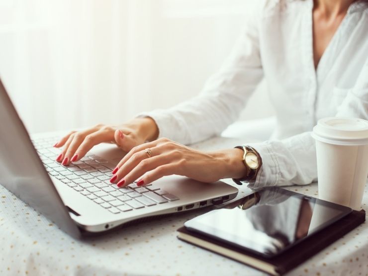donna che lavora in casa con un pc portatile