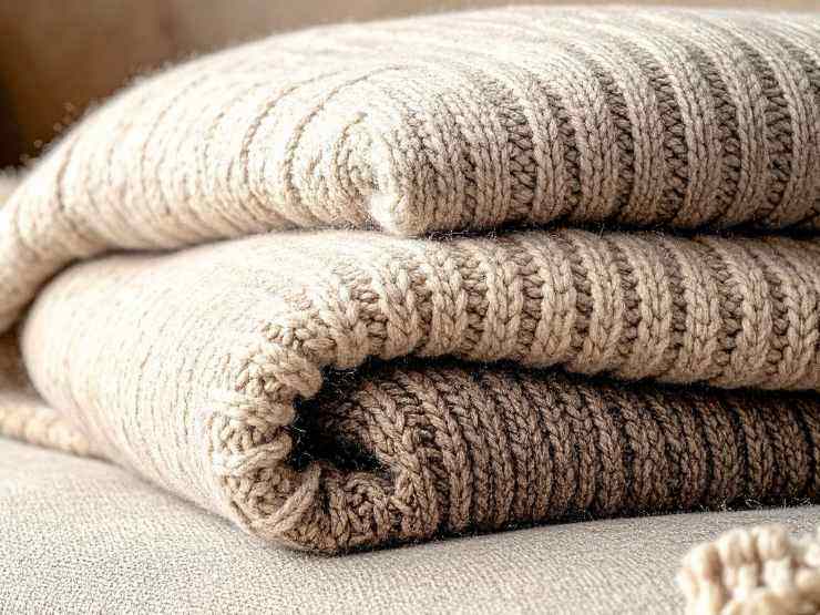 primo piano di una coperta di lana piegata