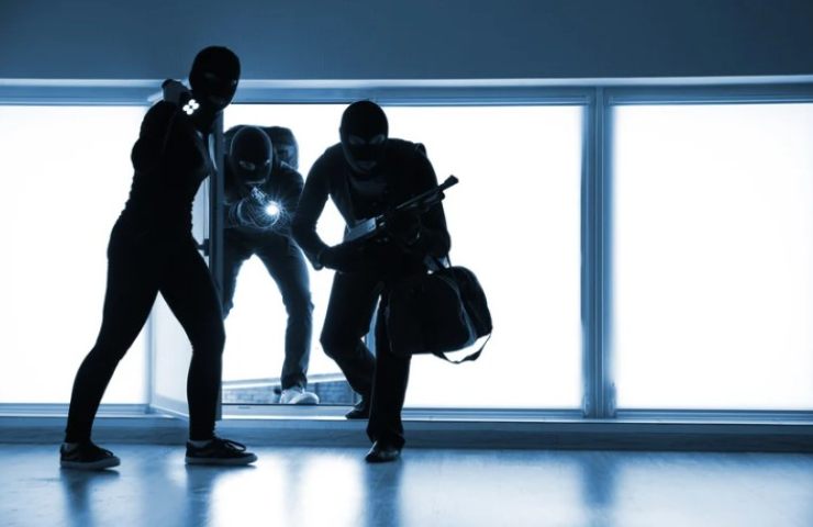 Ladri entrano attraverso una finestra