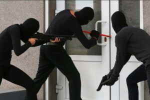 ladri cercano di entrare in casa