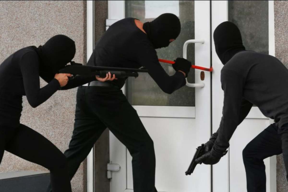 ladri cercano di entrare in casa
