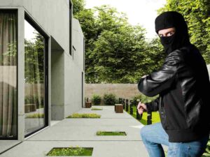 ladro che entra nel giardino di una abitazione