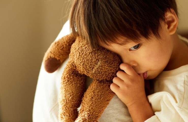 bambino abbraccia un peluche 