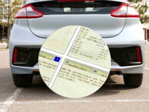 sfondo auto, in primo piano libretto di circolazione