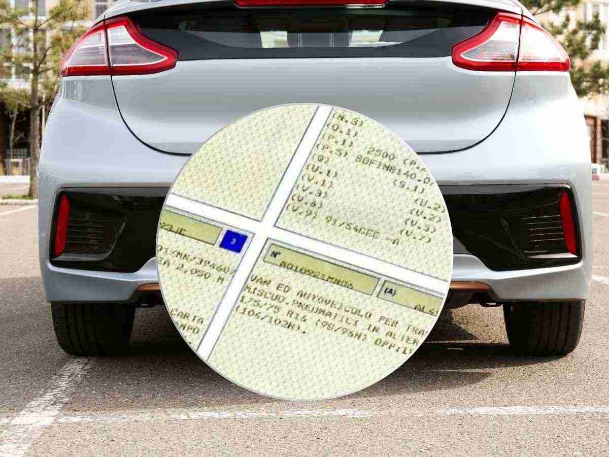 sfondo auto, in primo piano libretto di circolazione