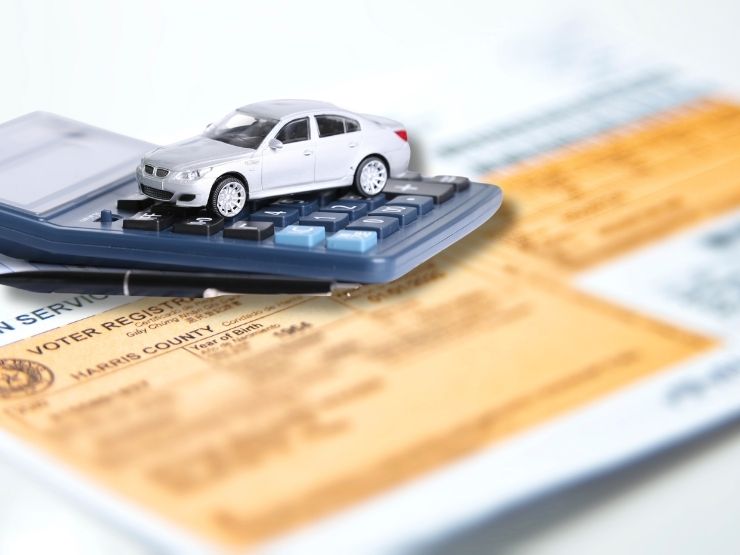 sfondo libretto di circolazione con calcolatrice e piccola auto