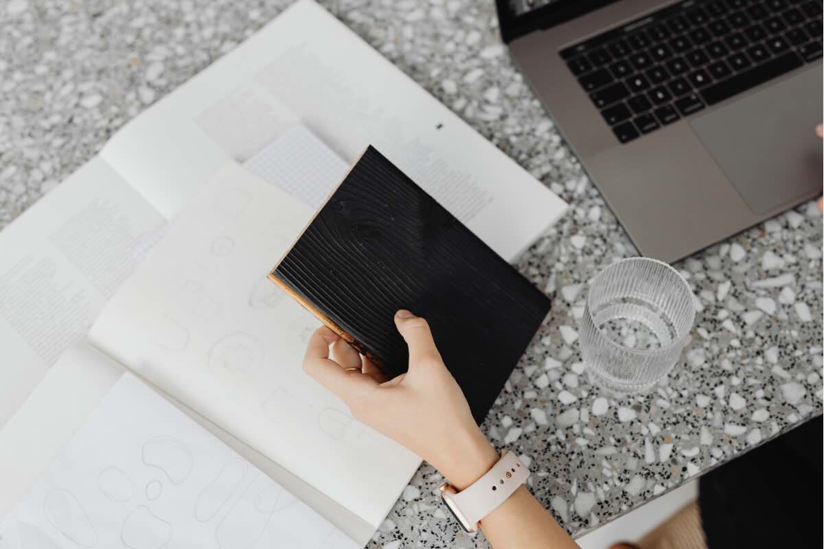 mani con libricino nero
