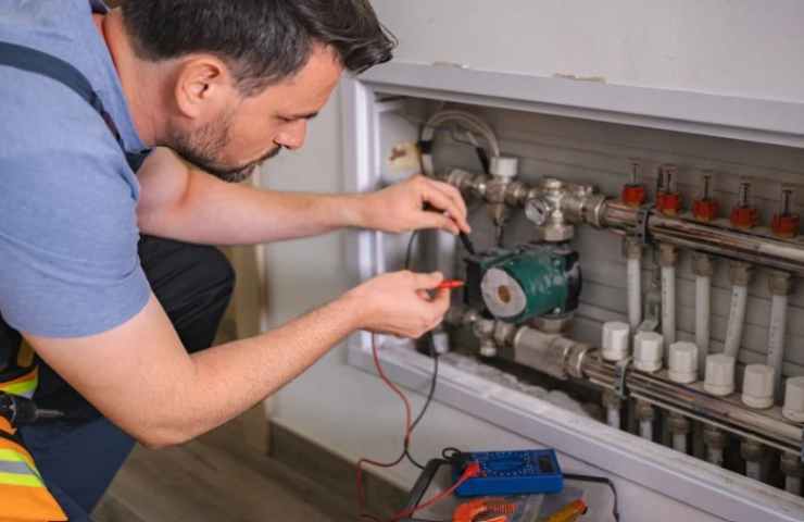 Operaio svolge la manutenzione degli impianti