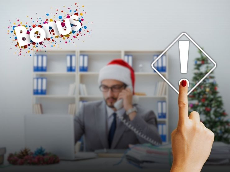 sfondo persona che lavora a natale, scritta bonus segno allerta