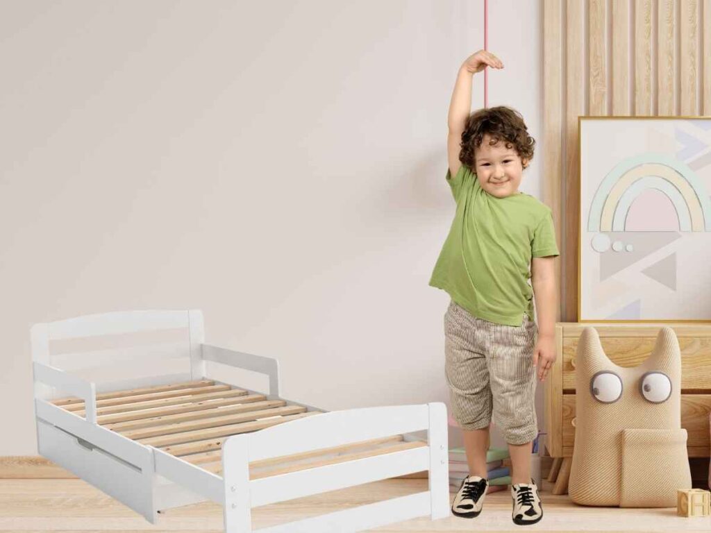 cameretta, bambino che mostra la sua crescita e letto evolutivo