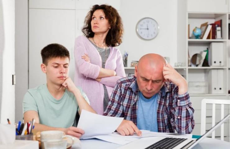 famiglia preoccupata per aver perso 100 euro sull'assegno unico