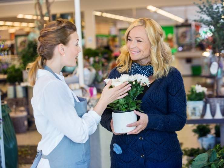 vivaio, donne sorridenti con una pianta in mano