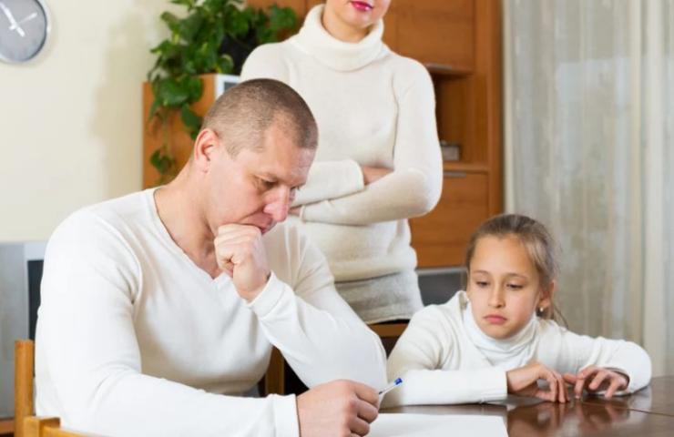 famiglia preoccupata osserva documenti