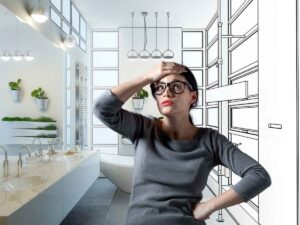 bagno sullo sfondo e donna in primo piano che mima errore