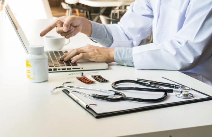 persona controlla al pc le agevolazioni per l'assicurazione sanitaria