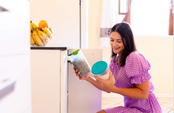 Donna organizza la dispensa