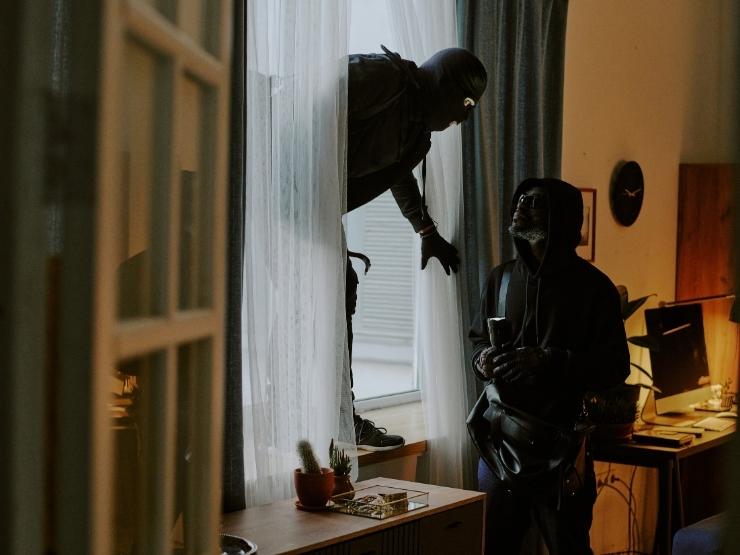 ladri che irrompono in casa