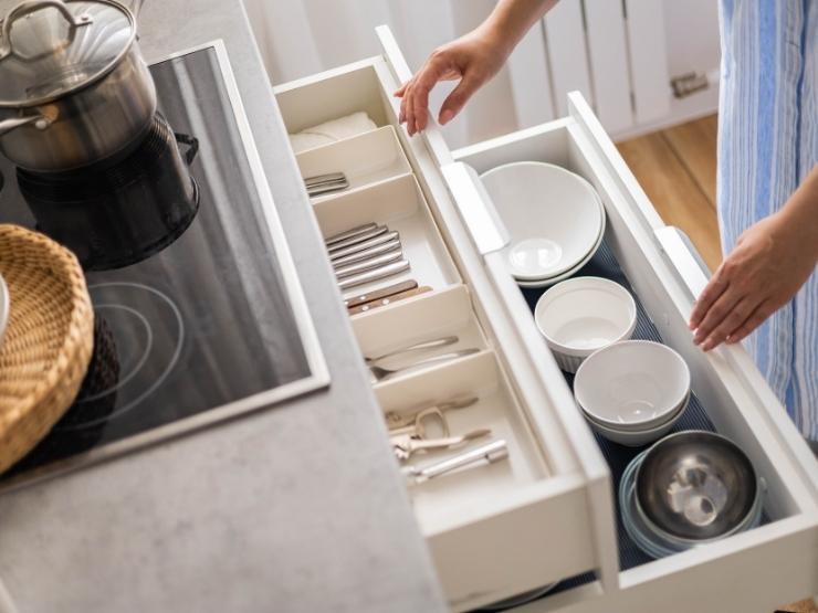 donna che apre cassetto della cucina molto ordinato