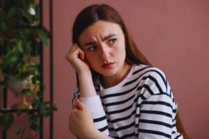 Ragazza con espressione preoccupata