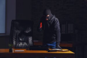 Ladro che fruga su una scrivania