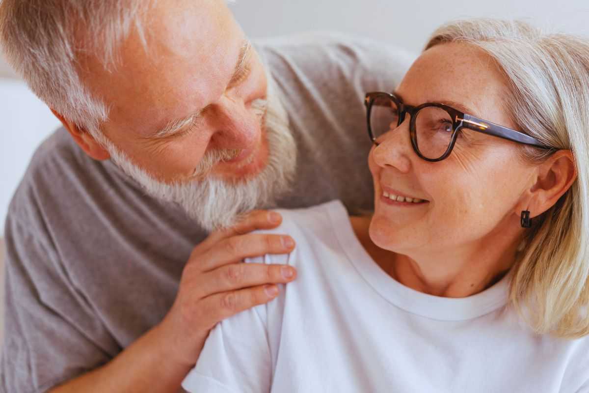 Coppia di anziani sorridenti