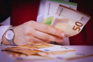 Persona che tiene in mano 150 euro