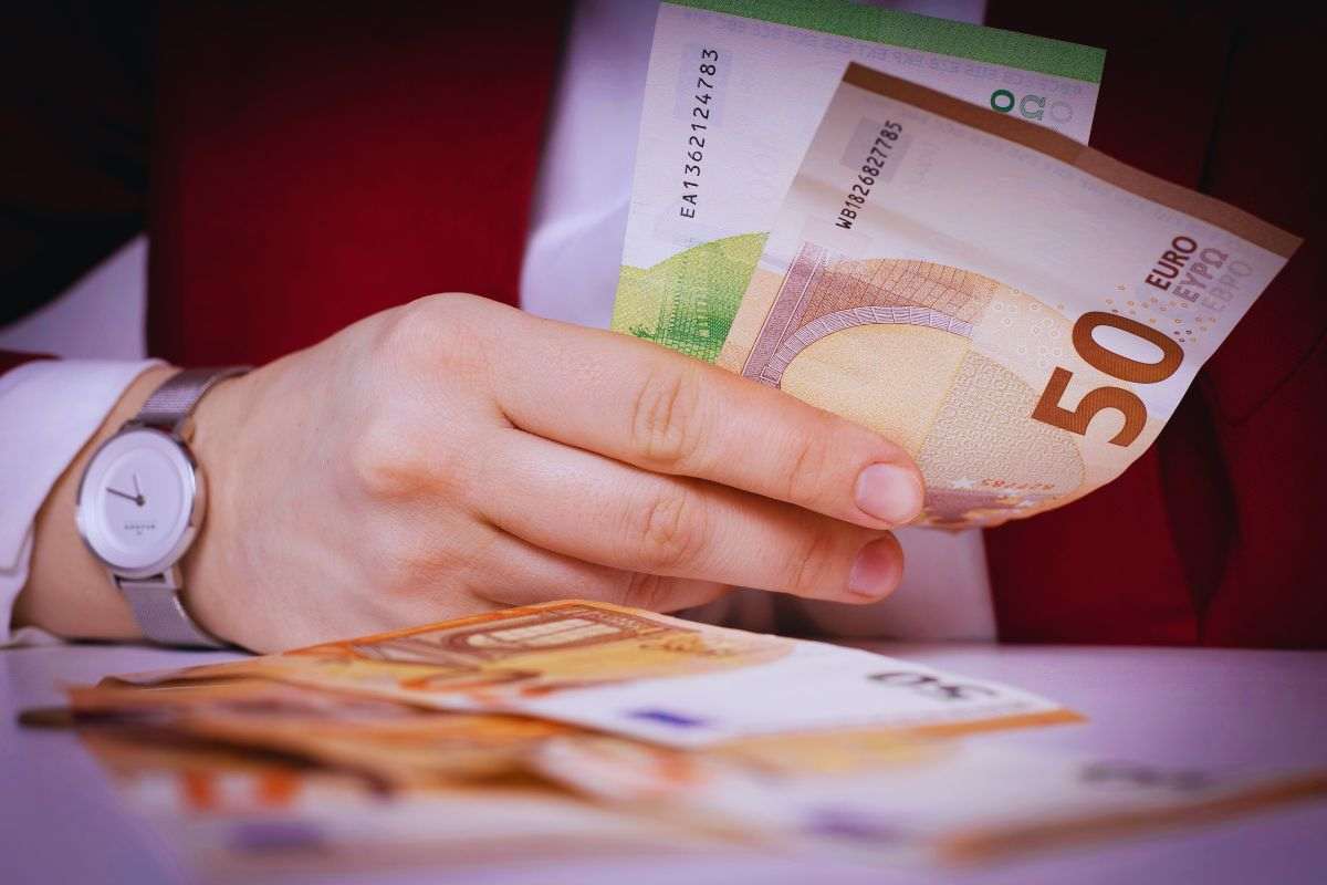 Persona che tiene in mano 150 euro
