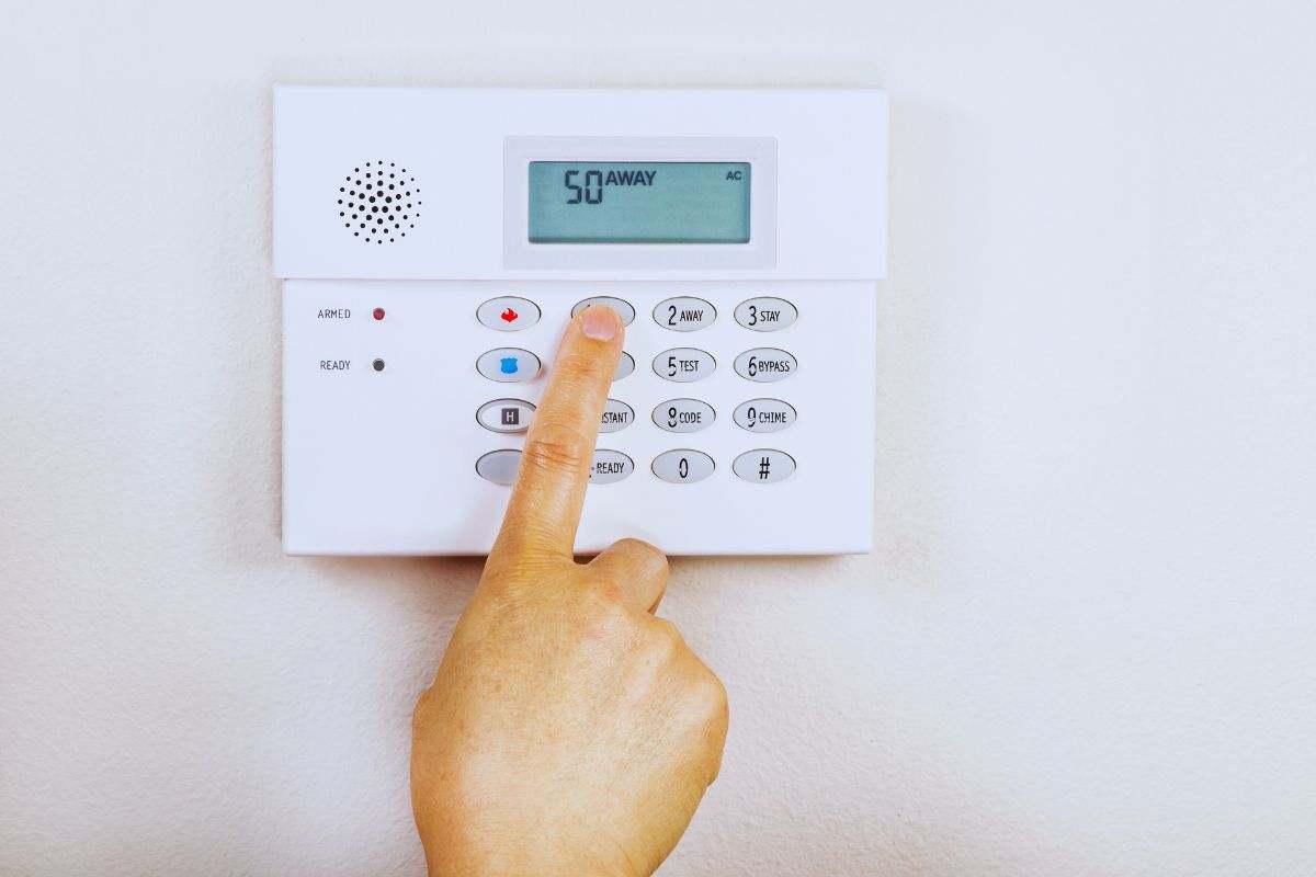 Donna che attiva l'allarme