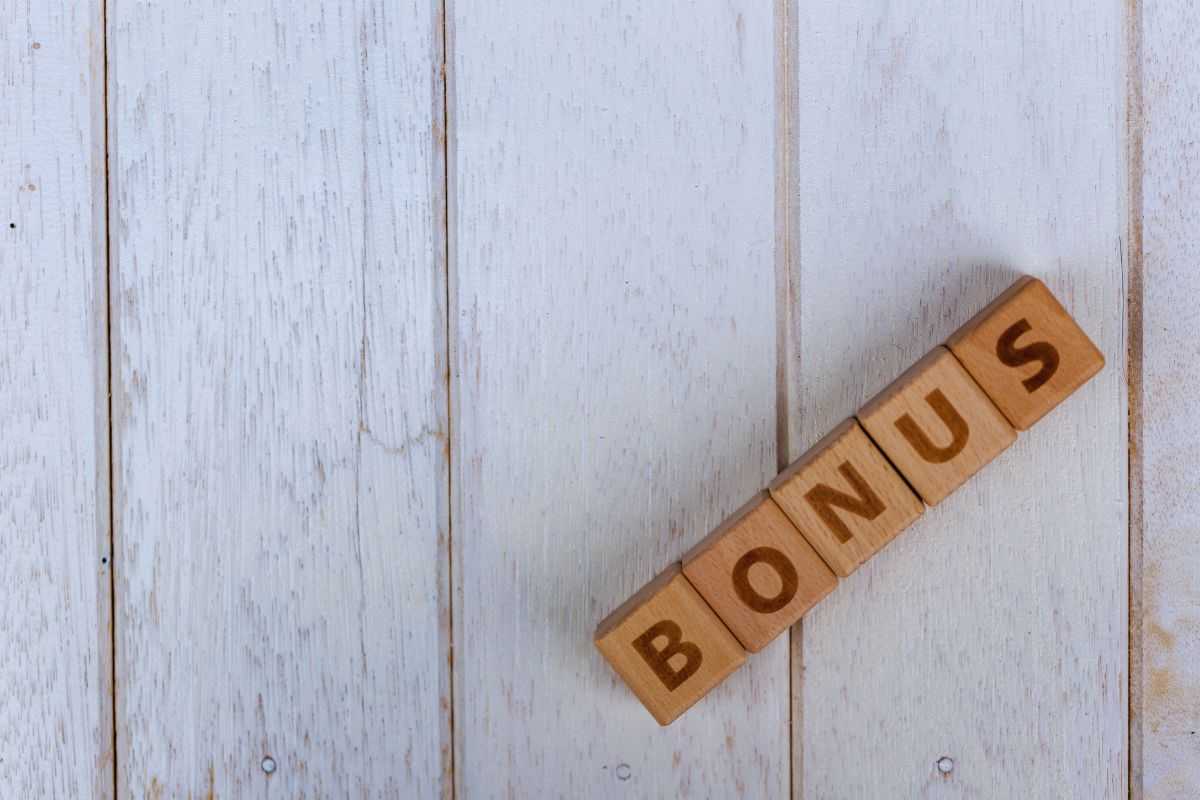 cubi di legno in fila che formano la scritta "Bonus"